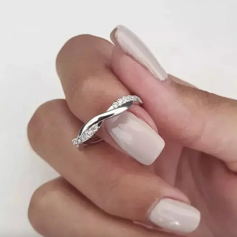 NEW 18k White Gold Diamond Ring Band Dainty Ring Twist Band